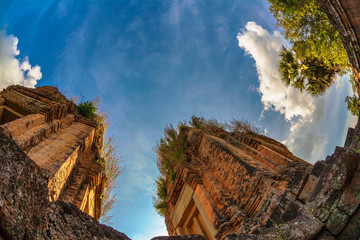 Obraz premium Ancient buddhist khmer temple in Angkor Wat complex