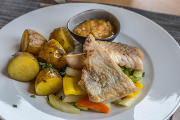 Rotbarschfilet mit Bratkartoffeln