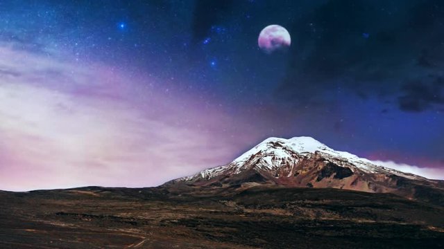 Volc&aacute;n Chimborazo, punto m&aacute;s alto de la tierra y cercano a las estrellas en el planeta. 4k animaci&oacute;n.