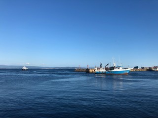 Obraz premium boat arriving to harbor