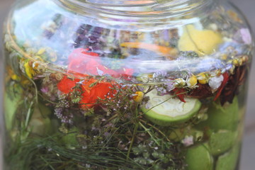 Ratafia catalana, licor tradicional elaborado segun receta antigua, con más de 50 plantas medicinales y especias. Se macera en una garrafa a sol y serena durante 40 dias. 