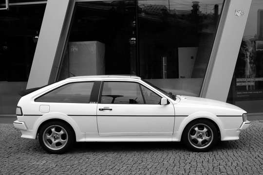 Wei&szlig;er VW Scirocco GT Sportwagen und Coup&eacute; der Achtzigerjahre am Hackeschen Markt am 08.07.2020 in der Hauptstadt Berlin, fotografiert in klassischem Schwarzwei&szlig;