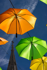 parapluies en été dans les rues