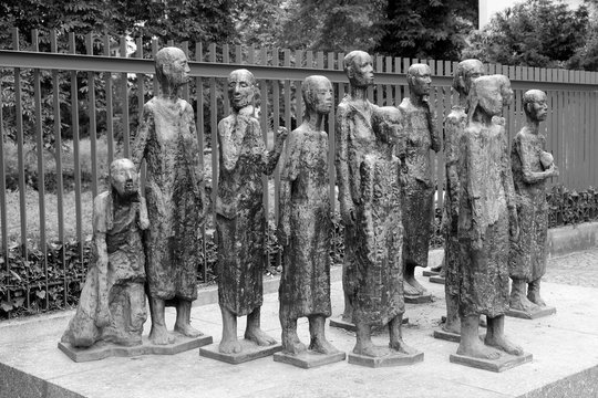Mahnmal zum Gedenken an Holocaust, Gewaltherrschaft und die ermordeten Juden am 08.07.2020 in der Sophienstra&szlig;e in der Hauptstadt Berlin, fotografiert in neorealistischem Schwarzwei&szlig;