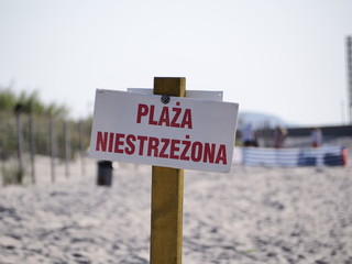 Tabliczka na plaży © Adam