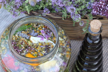 Ratafia catalana, licor tradicional elaborado segun receta antigua, con nueces verdes y más de 50 plantas medicinales y especias. Se macera en una garrafa a sol y serena durante 40 dias.