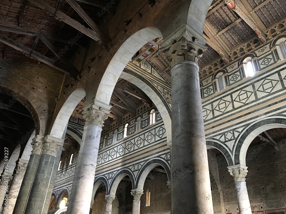 Wall mural Florence, Tuscany, Italy - 07/14/2018: Basilica of San Miniato al Monte and the cemetery adjacent to the church. The place of rest of the author of 