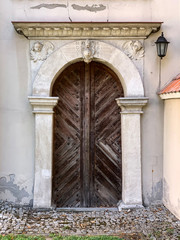 Zabytkowy portal, wejście boczne w kościele św. Mikołaja w Szczebrzeszynie