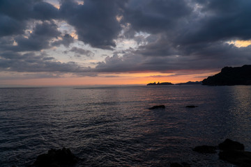 雨上がりの海の夕暮れ