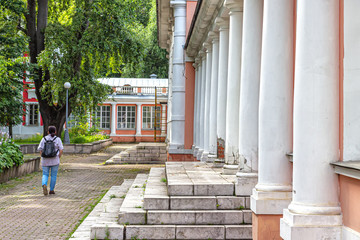Obraz premium Beautiful building with a colonnade in Moscow's Vorontsovsky Park