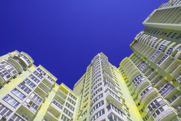Obraz premium Bottom view of a high-rise yellow and white house
