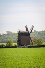 Fototapeta premium Blick auf eine gut erhaltene alte Bockwindmühle.