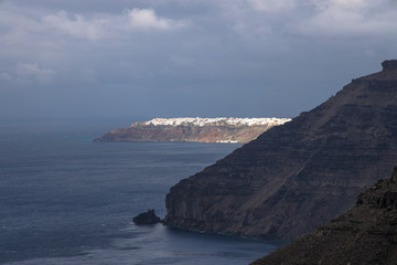 Obraz premium View of Oia seen from Fira, across the bay of the volcano, Santorini, Greece
