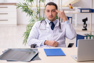 Obraz premium Young male doctor working in the clinic