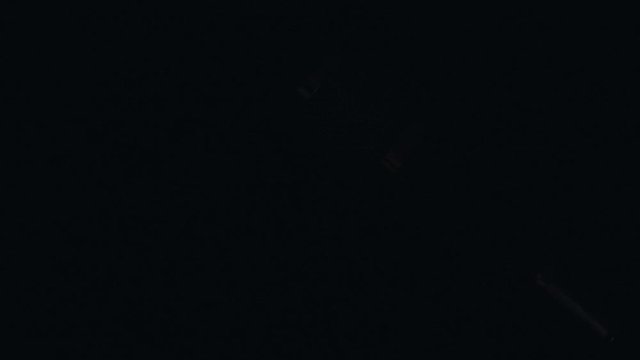 Micr&oacute;fono profesional de sobre mesa con cable y montado en su base con un fondo negro, e iluminaci&oacute;n en movimiento.