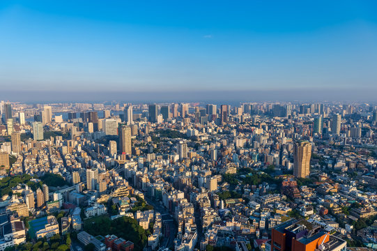 東京都港区六本木の高層ビルの展望台から見た夕方の東京の都市景観 © zu_kuni