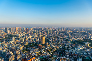 Fototapeta premium 東京都港区六本木の高層ビルの展望台から見た夕方の東京の都市景観