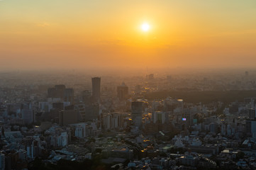 Fototapeta premium 東京都港区六本木の高層ビルの展望台から見た夕方の東京の都市景観