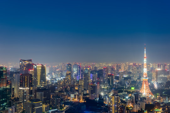 東京都港区六本木の高層ビルの展望台から見た夜の東京の都市景観 © zu_kuni