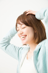 頭皮マッサージをする女性