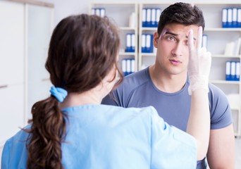 Obraz premium Young man visiting female traumatologist with black eye