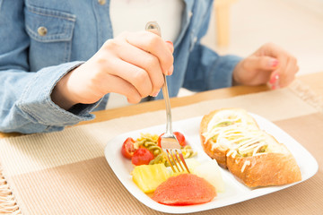 Obraz na płótnie Canvas 食事をする女性の手元
