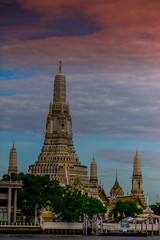 Fototapeta premium Wat Arun Ratchawararam Ratchawaramahawihan The Chao Phraya River, symbolizing the beauty of the world is one of the important landmarks. Beautifully decorated with art and architecture