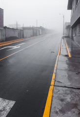calle y niebla