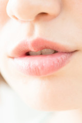 女性の口元