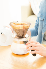 コーヒーを淹れる女性