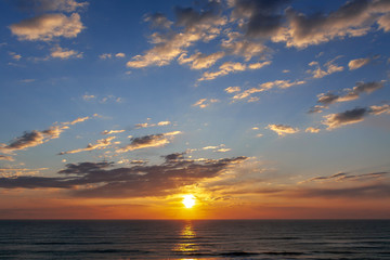 Obraz premium 日の出による朝焼けの海景