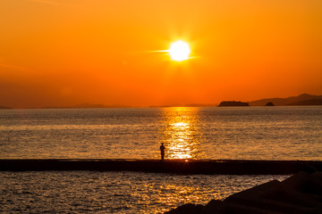秋の海に沈む大きな太陽
