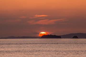 秋の海に沈む大きな太陽