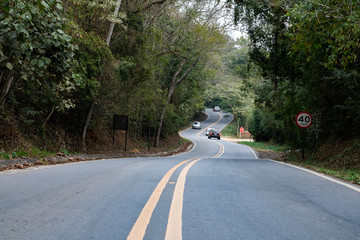 Estrada sinuosa no interior