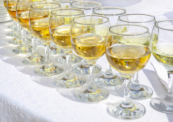 glasses of champagne and white wine are on the table at the reception
