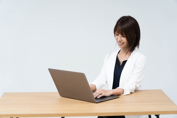 パソコンをする女性