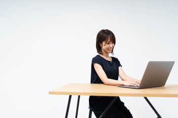 パソコンをする女性