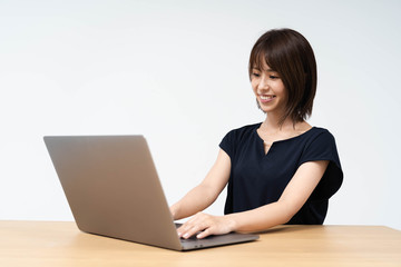 パソコンをする女性