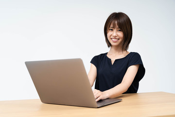 パソコンをする女性