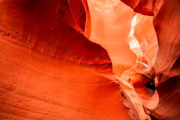 Foto auf Leinwand Feurige Labyrinthe der Naturlandschaft im Lower Antelope Canyon in Page Arizona mit hellen Sandsteinen, die in flockigen, tosenden Wellen gestapelt sind © vit