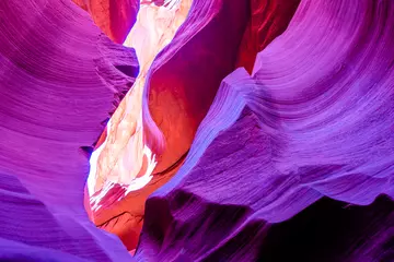Abwaschbare Fototapete Purpur Unnachahmliches Lichtspiel in flockigen Feuerwellen in einem sandigen Labyrinth im Lower Antelope Canyon in Page, Arizona