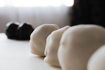 nueces confitadas en fondant de azúcar blanco y chocolate negro comida dulce típica argentina