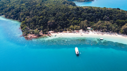 Obraz premium Clear water on the island,Bright blue sea and wooden boat The tourism