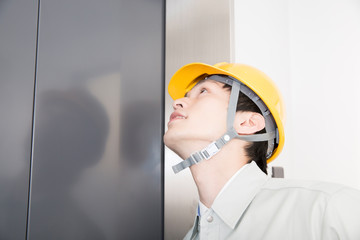 エレベーターの点検をする男性