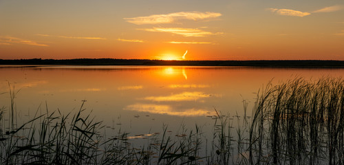 Fototapeta na wymiar Picturesque sunset over the lake