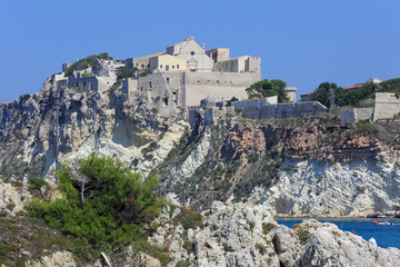 Fototapeta na wymiar Santuario di Santa Maria a Mare : isola di San Nicola