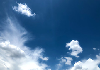 Obraz premium Blue sky with soft clouds for the background, view of a comfortable blue sky, relaxing and fresh, blue sky with dreamy soft clouds, the concept of creating a clear sky and clouds for Bright life.