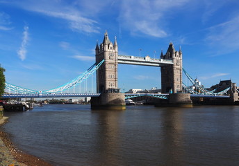 Fototapeta na wymiar Tower bridge in London on Tamigi. 