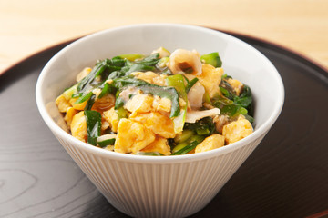 ニラ玉丼