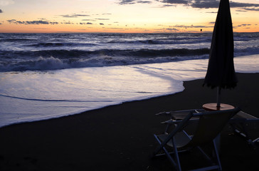 Bel tramonto sulla spiaggia. Italia, regione Toscana. Immagine panoramica per carta da parati o sfondo.